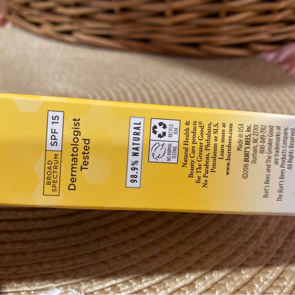 Burt's Bees Light/Med BB Cream with SPF 15 - Picture 3 of 5